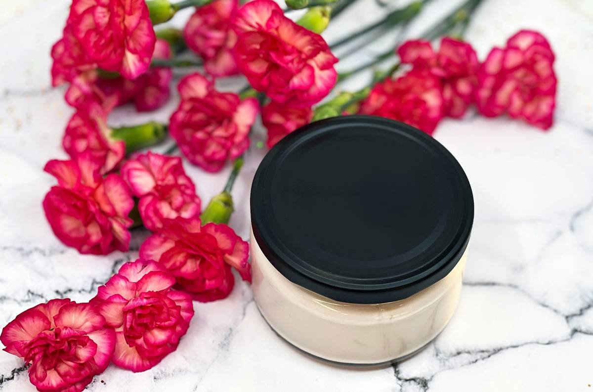 Infographic showing key nutrients found in organic seaweed and their benefits for skin health.